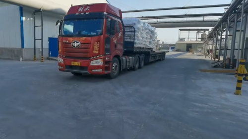 山東(dong) 東(dong) 達聚合物化工懸浮劑聚丙烯酰胺產(chan) 品裝車圖