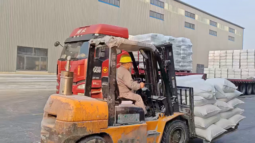 忠縣聚丙烯酰胺混凝劑廠區裝車準備 聚丙烯酰胺混凝劑裝車準備