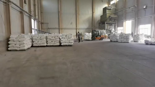 聚丙烯酰胺生產(chan) 廠區裝車實拍圖 聚丙烯酰胺工廠廠區產(chan) 品裝車現場