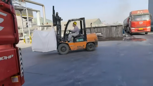 聚丙烯酰胺產(chan) 品裝車過程展示 工廠廠區聚丙烯酰胺產(chan) 品裝車全景圖