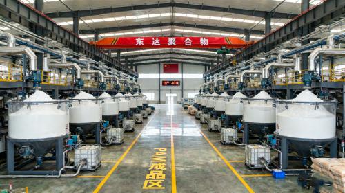 銅礦用聚丙烯酰胺生產(chan) 現場—尾礦廢水絮凝與(yu) 沉澱技術 銅礦選礦用聚丙烯酰胺工廠生產(chan) 現場