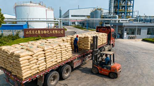 廠區聚丙烯酰胺粘合劑裝車作業(ye) 聚丙烯酰胺粘合劑批量裝車