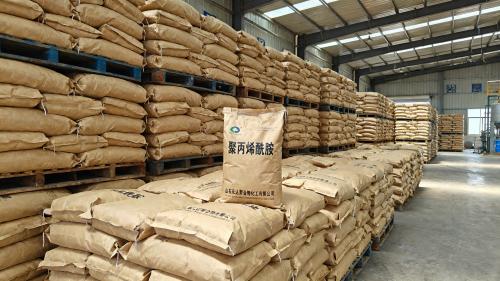 工廠廠區聚丙烯酰胺產(chan) 品裝車 聚丙烯酰胺包裝裝車作業(ye)