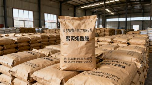 聚丙烯酰胺PAM裝車出貨現場實拍 工廠車間外PAM聚丙烯酰胺產(chan) 品裝車現場全景