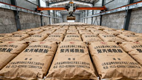 工廠裝車聚丙烯酰胺與(yu) 減阻劑產(chan) 品 減阻劑與(yu) 聚丙烯酰胺產(chan) 品運輸準備