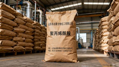 高分子絮凝劑PAM出貨現場 工廠廠區高含量聚丙烯酰胺PAM產(chan) 品整齊裝車運輸