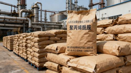 聚丙烯酰胺絮凝劑PAM產(chan) 品堆放裝車