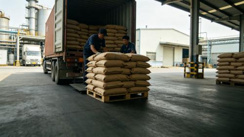 PAM粘合劑裝車發往膠水廠與(yu) 製香廠場景 聚丙烯酰胺粘合劑廠家產(chan) 品裝車發貨現場