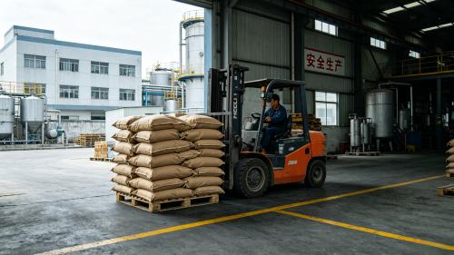 PAM增稠劑直發,靠分子鏈纏結與(yu) 酰胺基團氫鍵共同作用 PAM增稠劑源頭工廠倉(cang) 庫,叉車向貨車裝載聚丙烯酰胺,超長柔性碳鏈物理纏結構建彈性增稠網絡