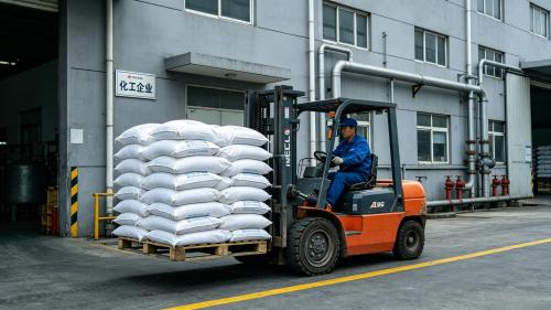 化學工業(ye) PAM品質一致,電荷類型決(jue) 定了它的工作對象 工人正在貨車上碼放整齊的化學工業(ye) 聚丙烯酰胺,陰離子陽離子非離子兩(liang) 性離子多類型可選,批次分子量穩定匹配不同工業(ye) 場景