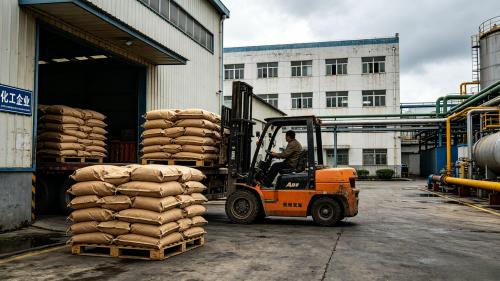 PAM緩溶型直發,“慢”是被精心控製的延遲而非缺陷 PAM緩溶型源頭工廠倉(cang) 庫,叉車向貨車裝載緩溶型聚丙烯酰胺,表麵交聯阻隔膜延遲水合給操作者留出充裕分散時間